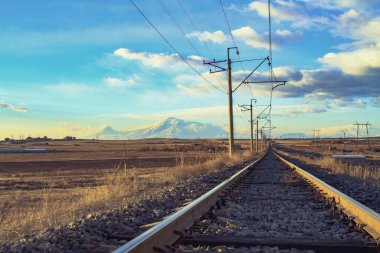 Dağların arka planında demiryolu. 
