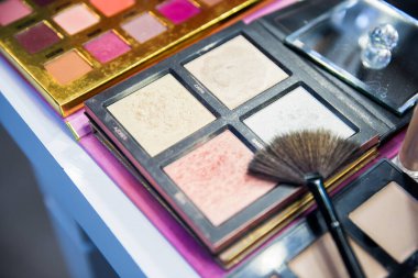 Makyaj malzemesi, fosforlu bez ve fırça. 