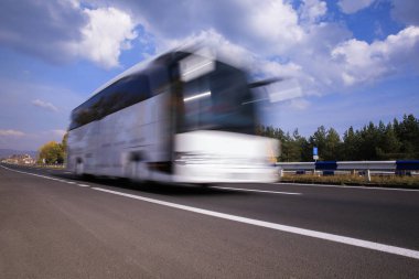 Yoldaki beyaz otobüs, seyahat turizmi kavramı. 