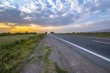 Gün batımında araba yolu