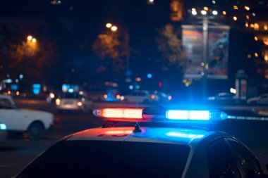 Polis arabasının tepesinde mavi ışık parlıyor.