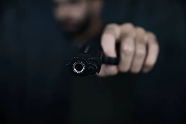 Adam el tabancası ile kara mizansen.