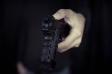 Karanlık geçmişi olan silahlı bir adam..