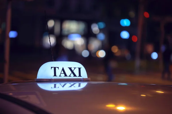 Такси Ночью Улице — стоковое фото