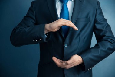 İş adamı karanlık bir grupla ilgili bir şey tutuyor.