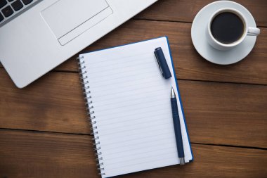 Not defteri ve bir fincan kahve.