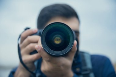 Büyük profesyonel kameralı erkek fotoğrafçı.