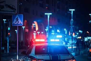 Cit 'te gece polis arabası