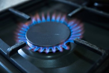 Gaz ocağında yanan doğal gaz