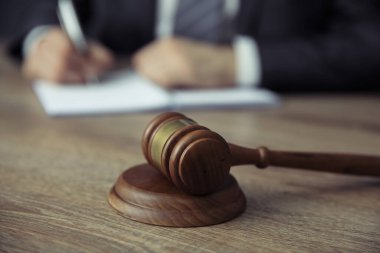 İnsan eliyle yargılayın.