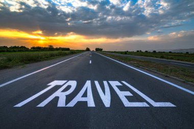 gün batımında yol üzerinde seyahat metni