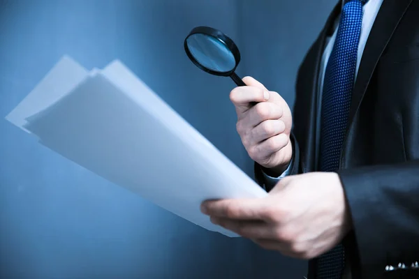 Adam el büyüteci ve karanlık arka gruplama belgesi