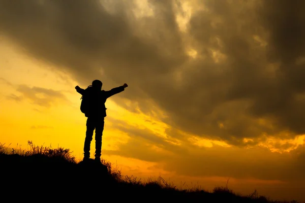 Giovane Uomo Alzando Mani Contro Luce Del Sole Indicato Successo — Foto Stock