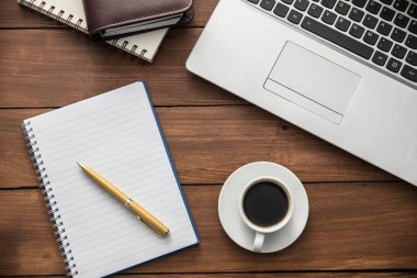 Not defteri ve kahve.