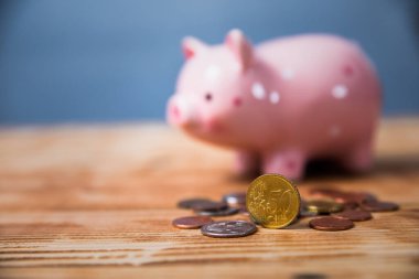 Para ve kumbaralar masanın üstünde.