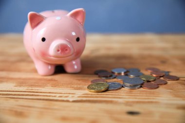 Masasında bozuk paralar olan kumbara!