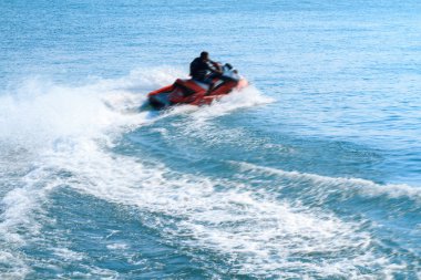Jetski 'deki adam.