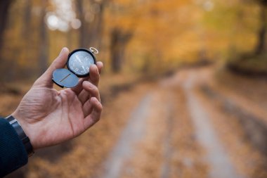  İnsan, sonbahar önlerinde pusula tutar.