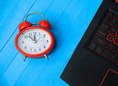 sekmede saati olan bilgisayar