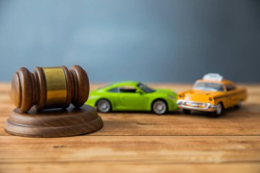 Gri arka grupta hakimle araba kazası