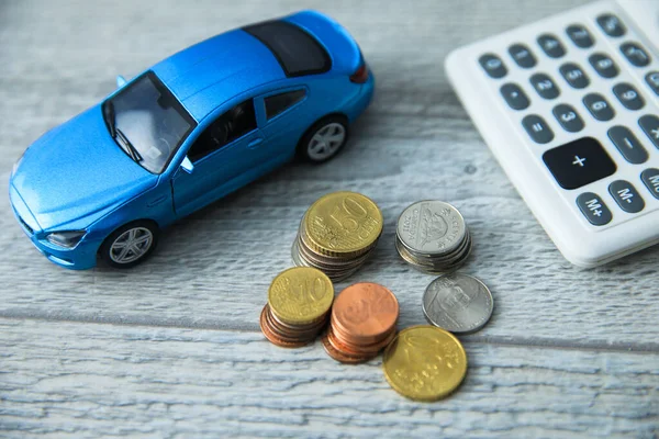  sekme üzerinde bozuk para ve hesap makinesi olan araba modelleri