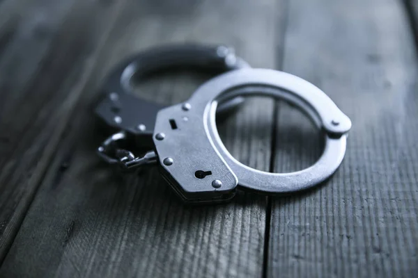 Ahşap masada kelepçeler!