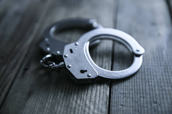 наручники на деревянном столе