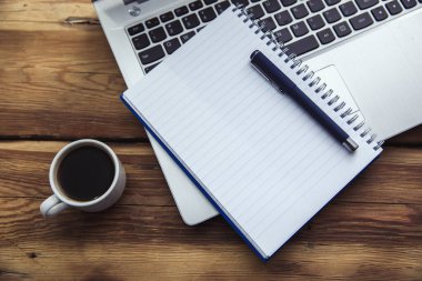 Not defterine not defteri ve masaya bir fincan kahve.