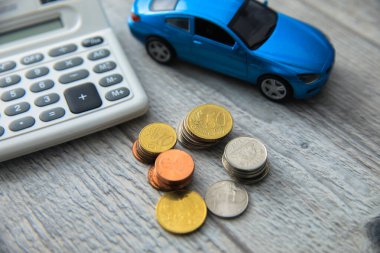 sekme üzerinde bozuk para ve hesap makinesi olan araba modeli
