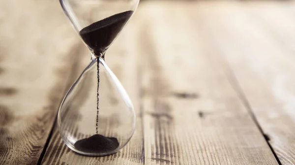 Sırtüstü uzanan kum saati