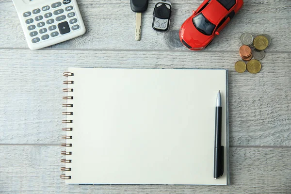 Notitieblok Met Automodel Sleutel Met Rekenmachine Tafel — Stockfoto