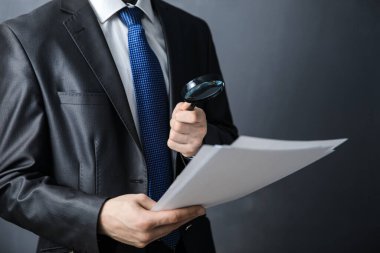 Adam el büyüteci ve karanlık arka gruplama belgesi