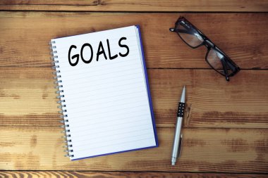 Not defterinde cam ile hedef metni