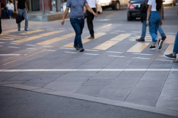 Nombreuses Jambes Personnes Traversant Traversée Piétonne Dans Rue Animée Centre — Photo