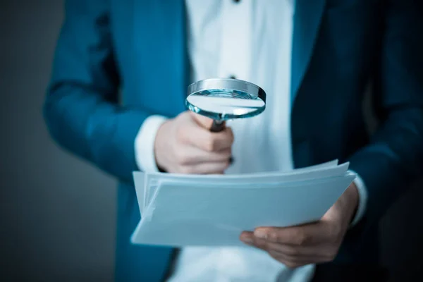 Adam el büyüteci ve karanlık arka gruplama belgesi