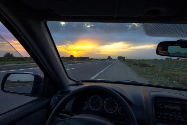 Auto Weg Bij Zonsondergang — Stockfoto