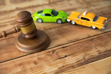 Masasında yargıç olan bir araba modeli.