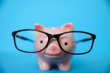 Mavi sırtüstü kumbaralı gözlük.