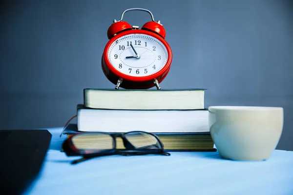 Reloj Libro Con Café Vasos Tabl — Foto de Stock