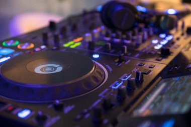 Profesyonel DJ turntable oynatıcısı gece clu 'nda sahnede