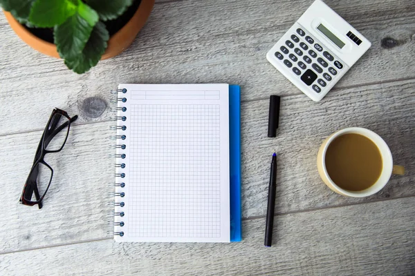 Notizblock Mit Kaffee Und Gläser Mit Taschenrechner Auf Dem Tisch — Stockfoto