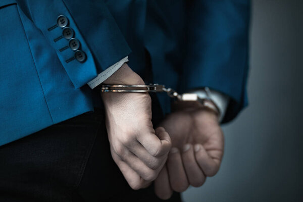 Мужские наручники на темной спинке
