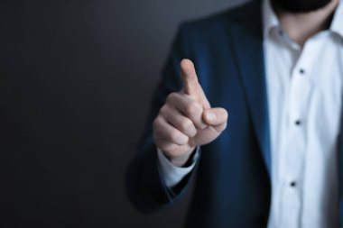 Erkek parmağı parmakla dokunuyor.