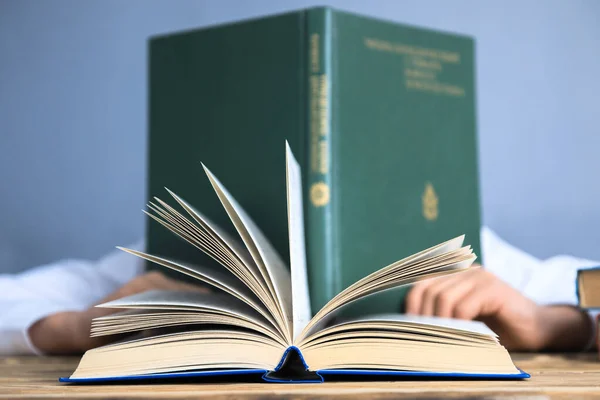 Homem Lendo Livros Tabl — Fotografia de Stock