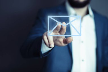 İşadamı el çabukluğu ile posta imzası atıyor