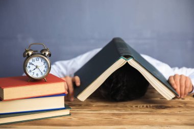 Elle kitap okuyan bir adam.