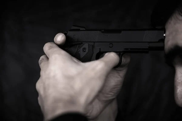 Egy Férfi Pisztollyal Lelőtte Magát Egy Sötét Hátvéden — Stock Fotó