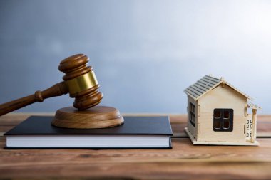 ev modeli ve yargıç masadaki kitaplarda!
