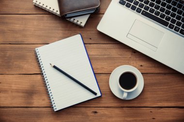 Kahve ve bilgisayar klavyeli not defteri