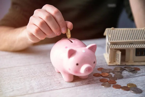 Man Hand Coins Piggy Bank House Mode — Stock Photo, Image